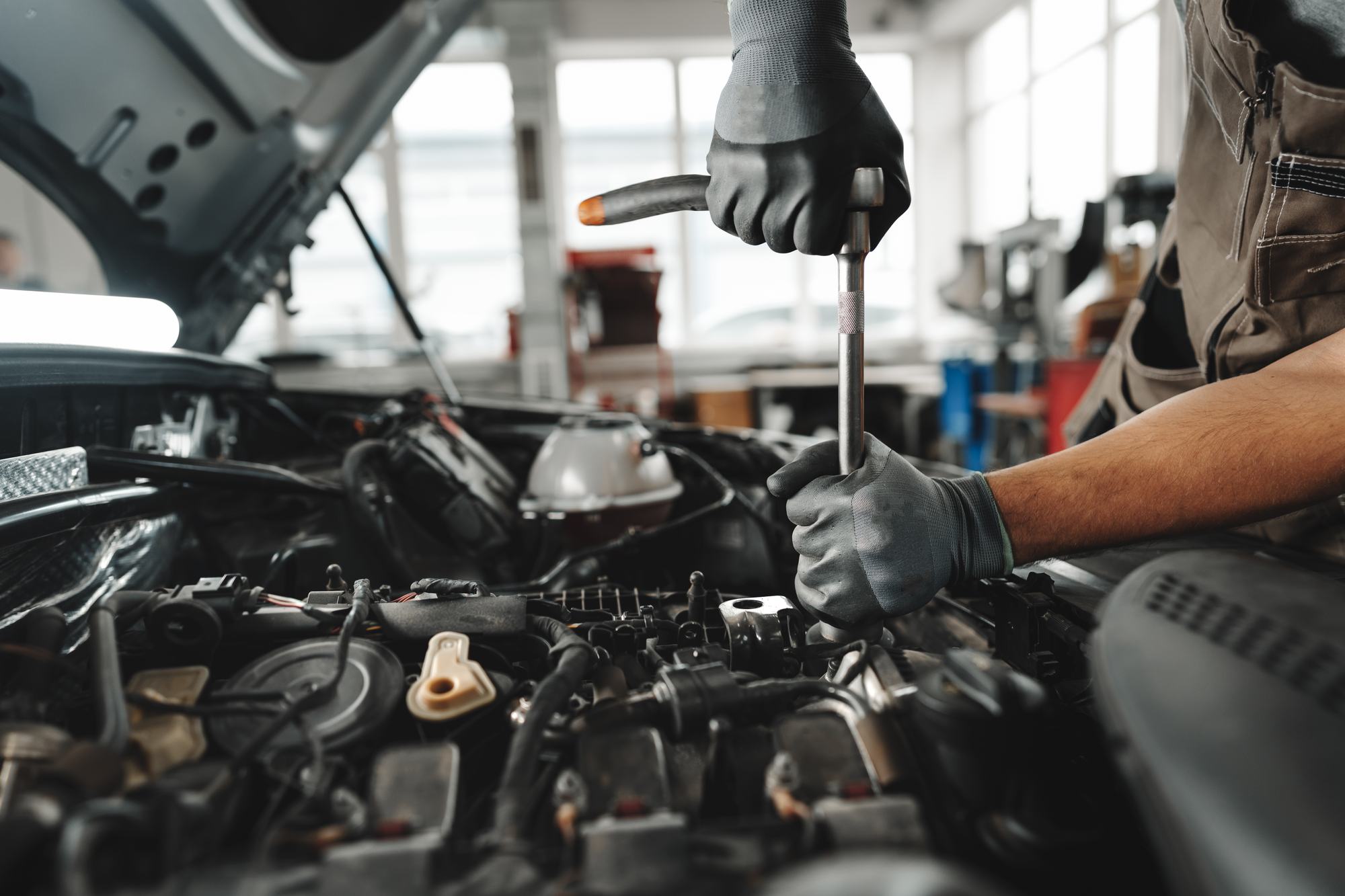Primer plano de manos trabajando en el motor de un auto