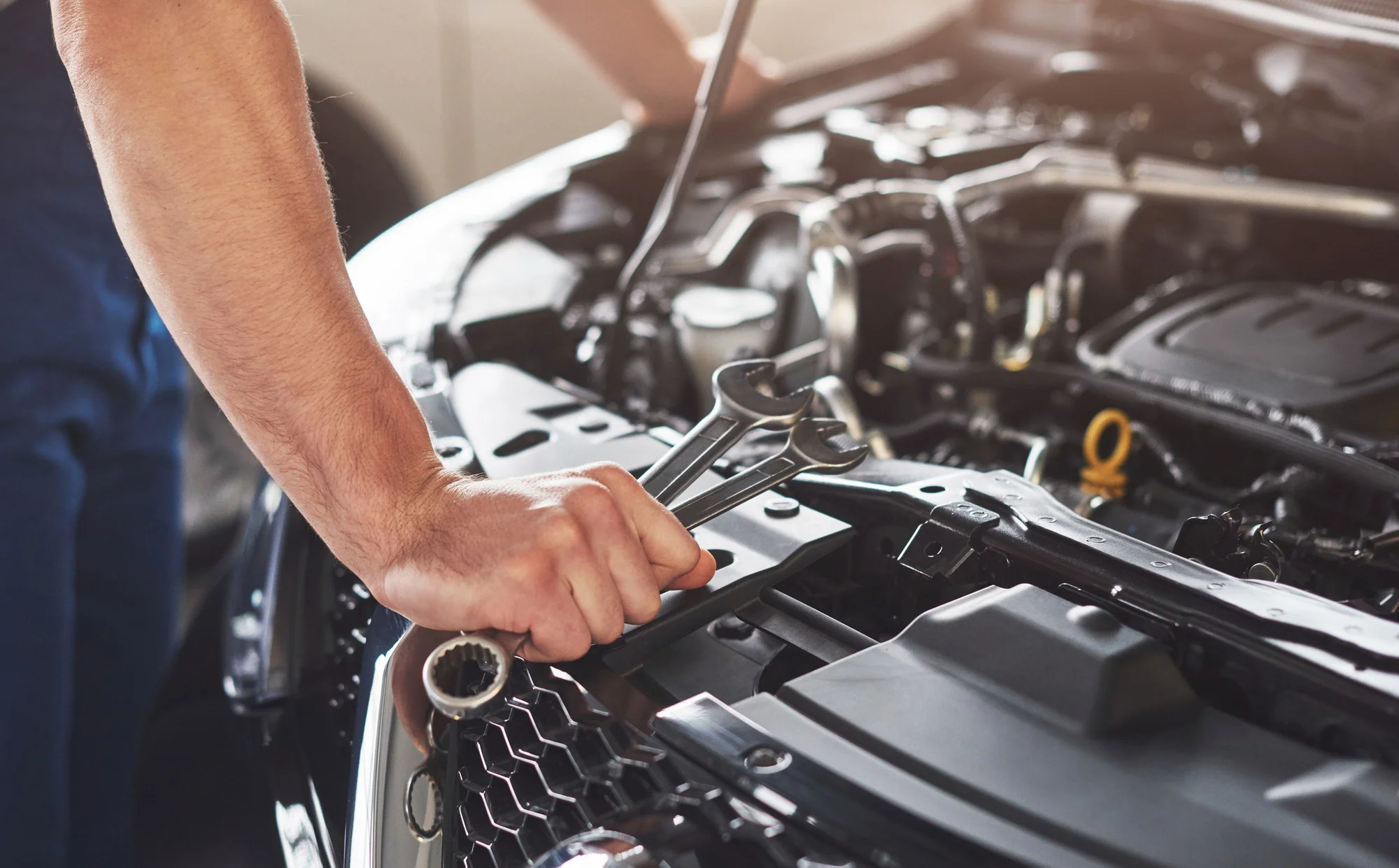 Mecánico reparando el motor de un vehículo